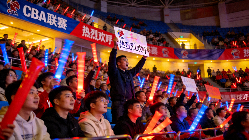 CBA中国篮球职业联赛比赛现场观众热情观赛